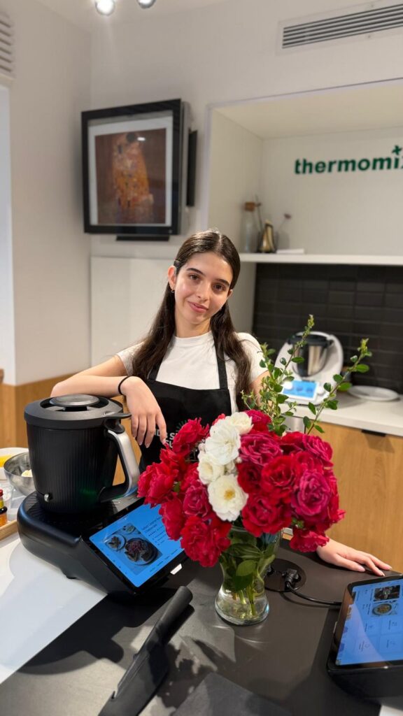 Teodora alături de Thermomix TM7, la o demonstrație